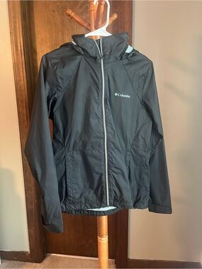 Columbia Women's Black Packable Hooded Rain Jacket